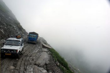 La piste du tunnel de Rohtang. Gare à la chute!