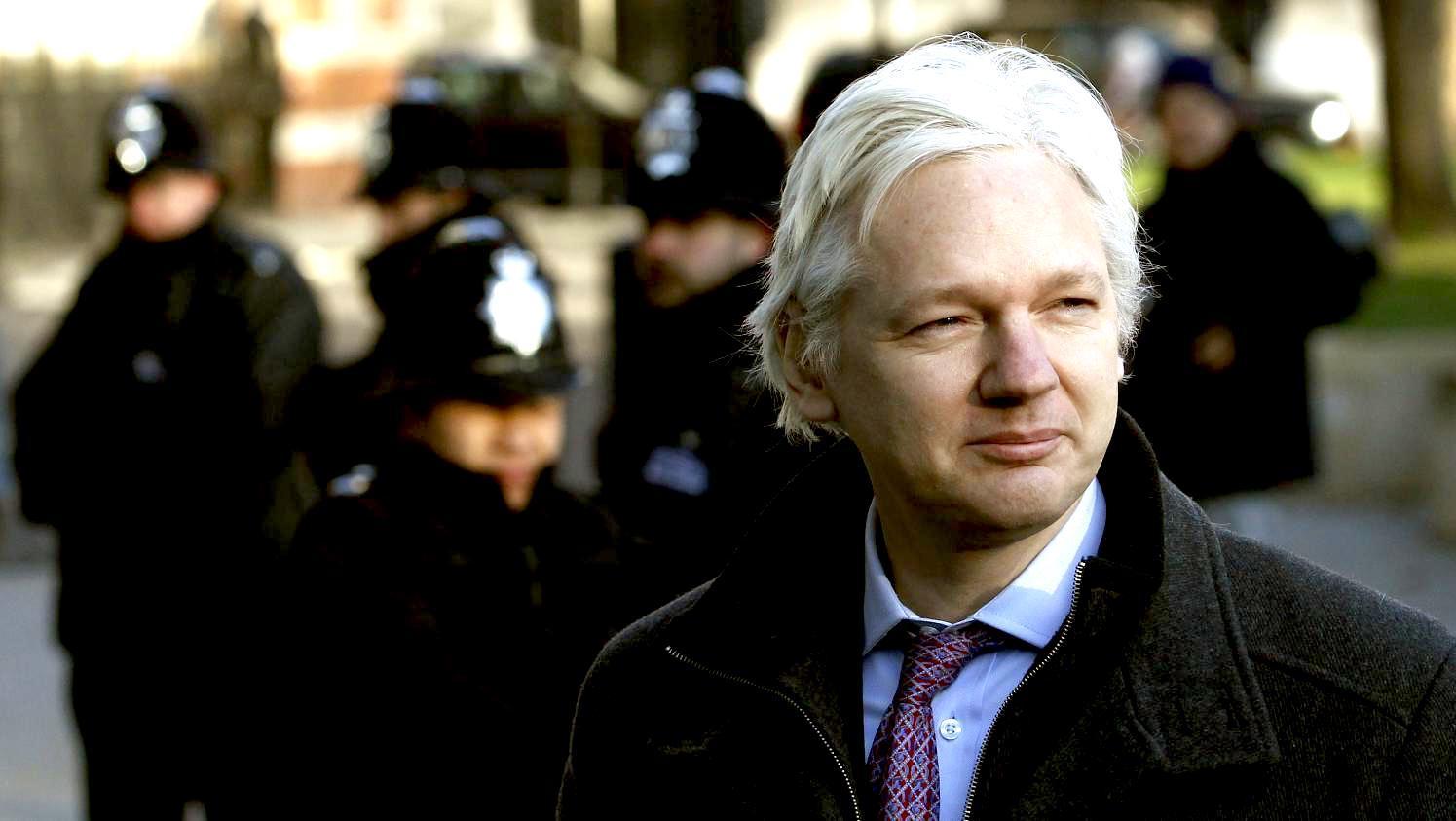 Julian Assange devant des policiers