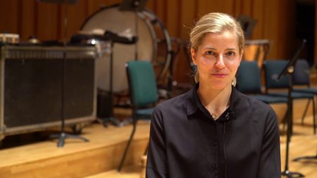 Une femme blonde dans une salle de musique