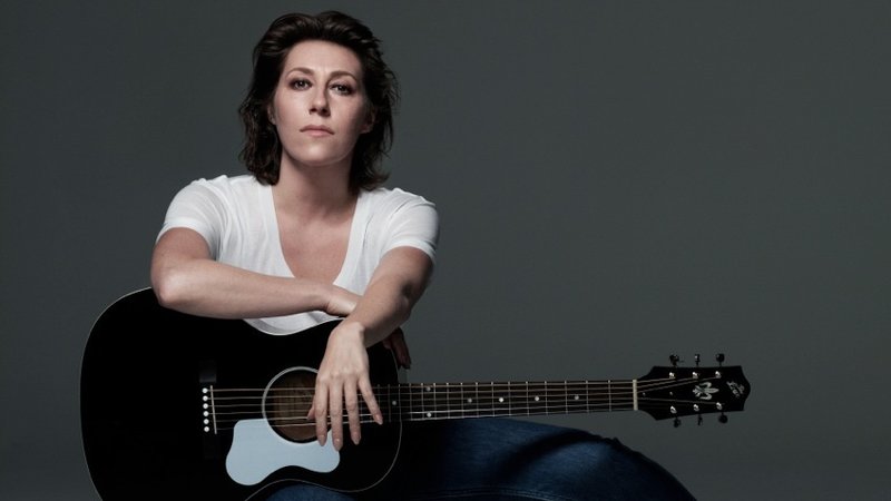 Martha Wainwright avec une guitare sur les genoux