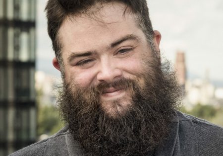 Un homme barbu souriant