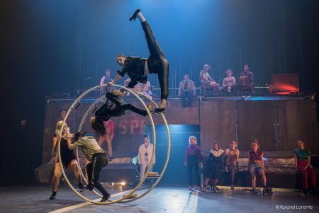 Des artistes de cirque en plein spectacle