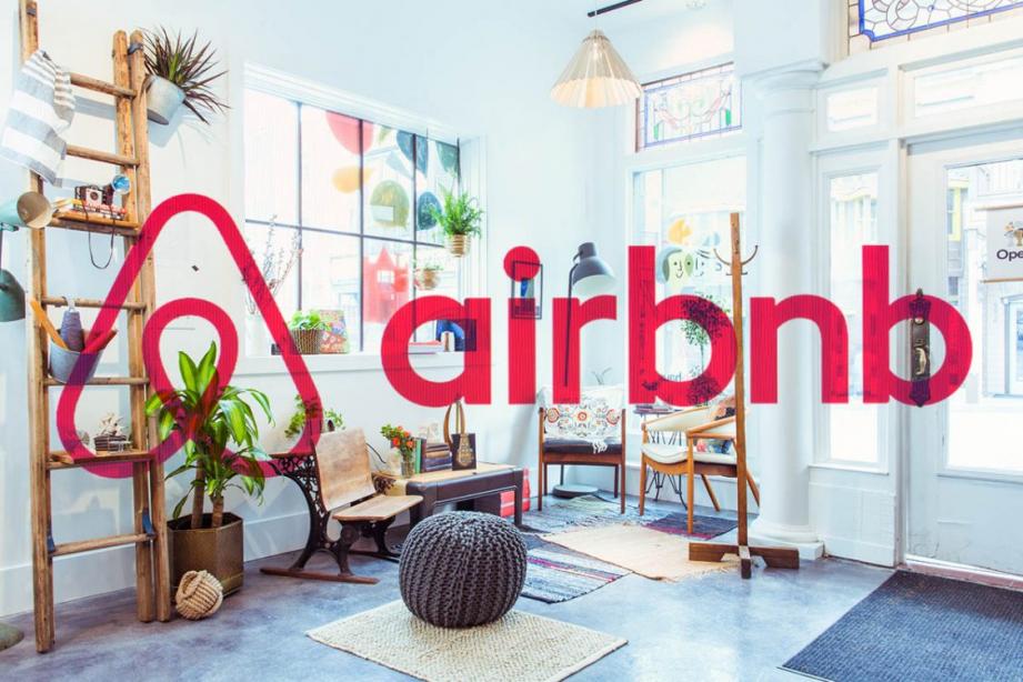 Le logo du site Airbnb superposé sur l'image d'un logement ensoleillé.