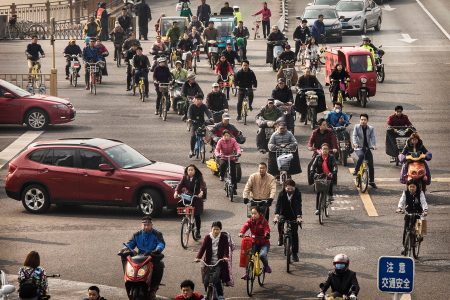 Des cyclistes chinois circulent sur la chaussée