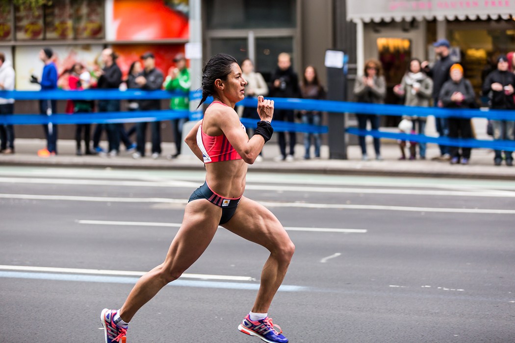 Une coureuse au marathon de New York