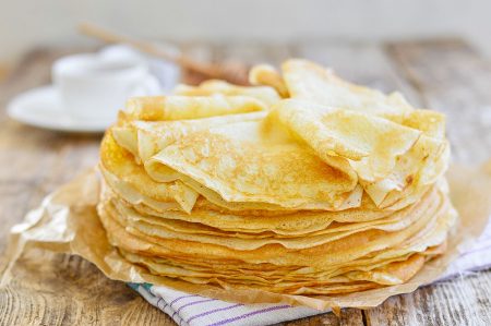 Des crêpes dans une assiette