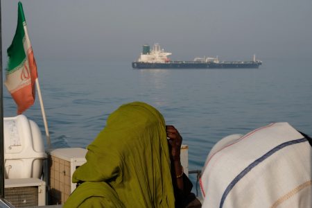 Un pétrolier navigue en mer.