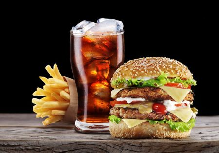 Un repas composé d'un burger, de frites et d'une boisson gazeuse