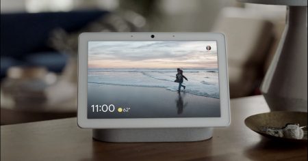 Un appareil Google Nest Hub sur une table, près d'un trousseau de clés