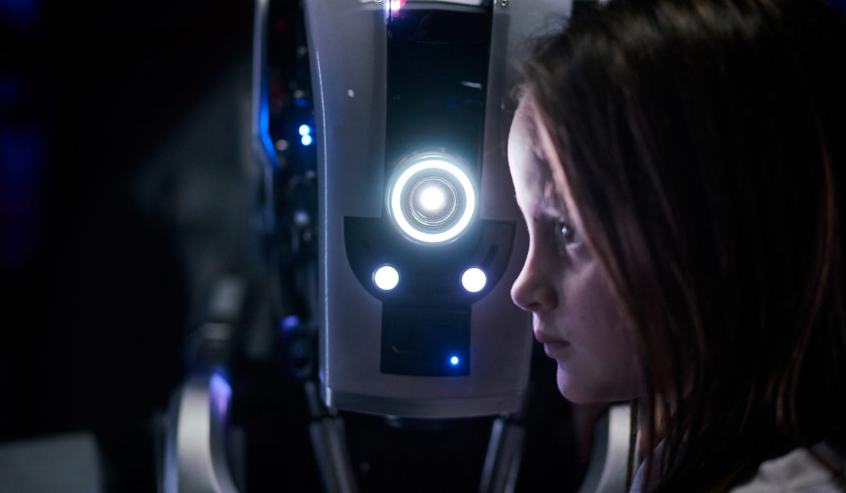 Un robot regarde une fillette
