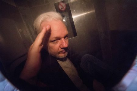 Julian Assange dans un fourgon cellulaire
