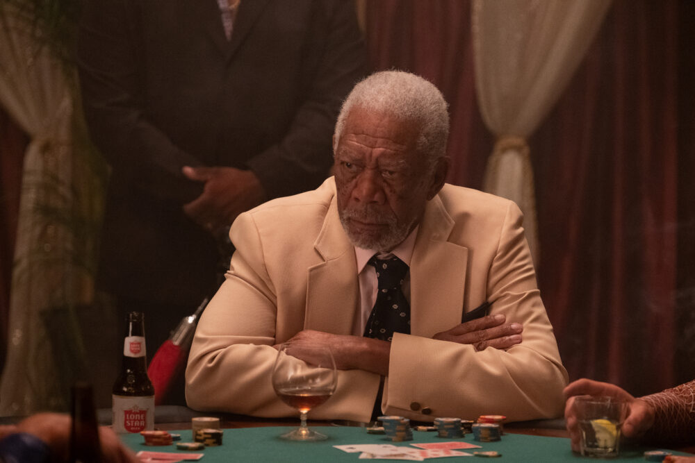 Morgan Freeman assis à une table