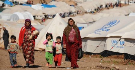 Des femmes et des enfants dans un camp de réfugiés.