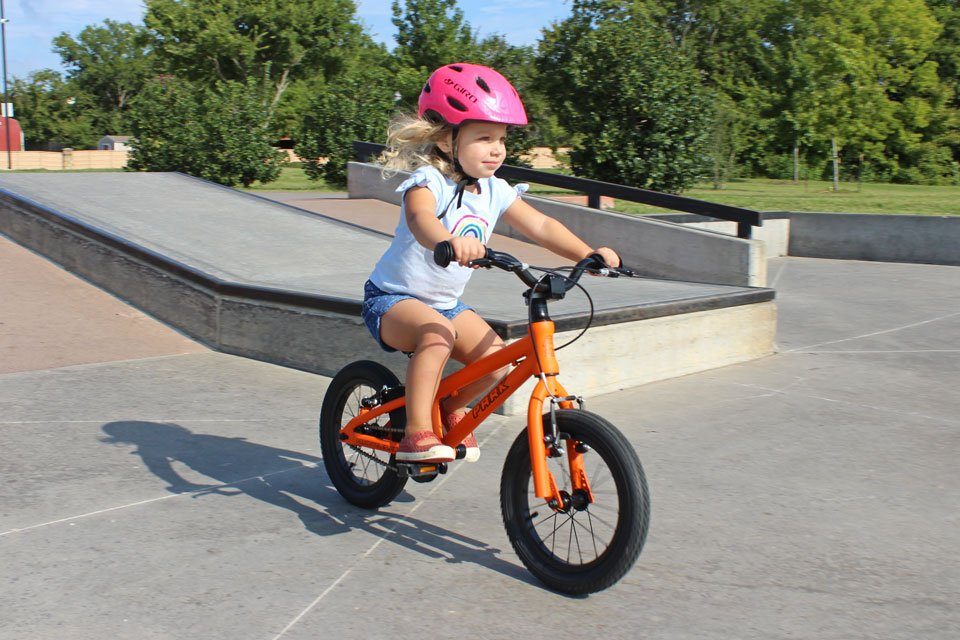 Draisienne / vélo à pédales Mimi enlève les petites roues de son nouveau  vélo ! Qui a déjà fait la transition sans utiliser les petites …